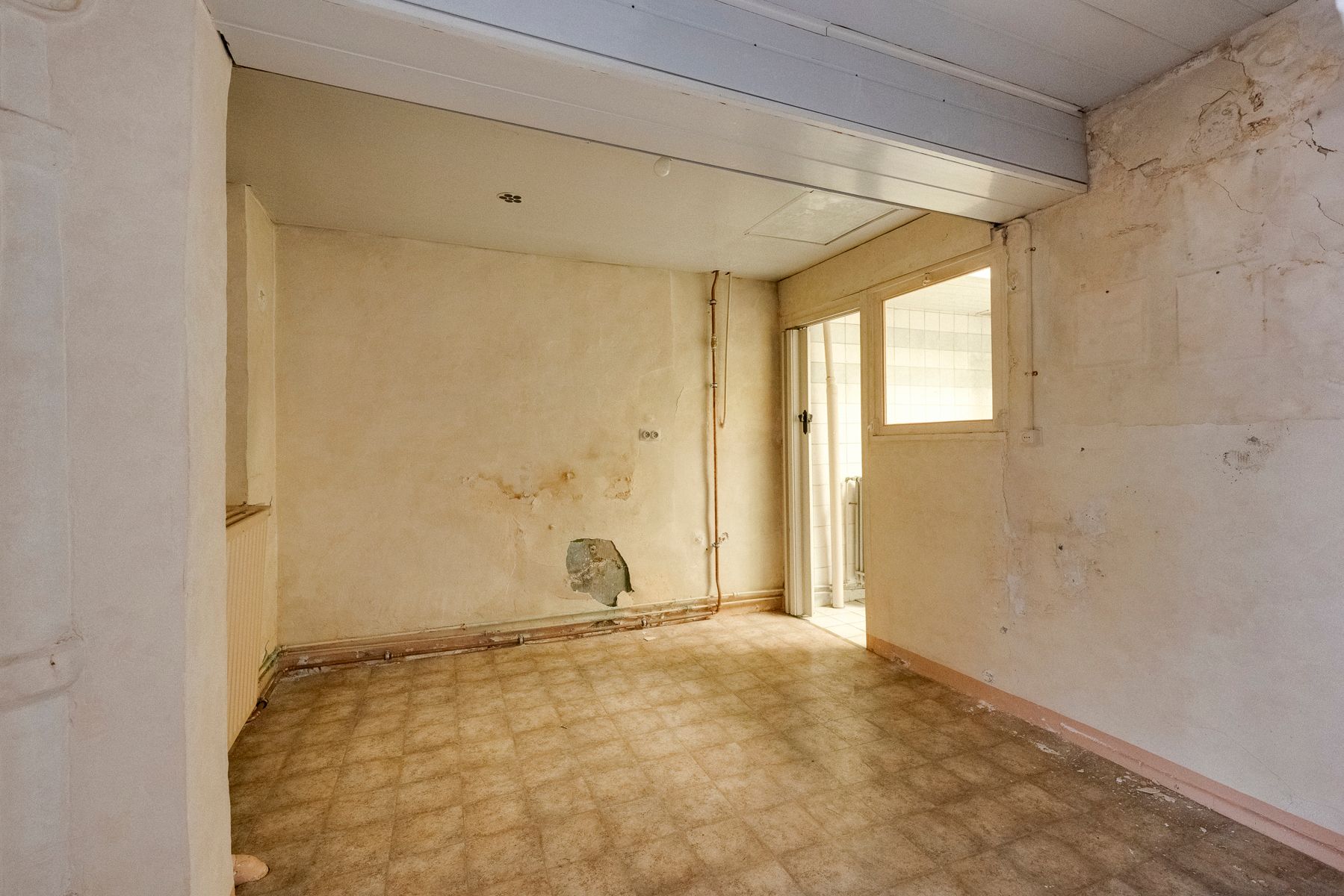 Te renoveren herenhuis met garage in hartje Markgravebuurt foto 4