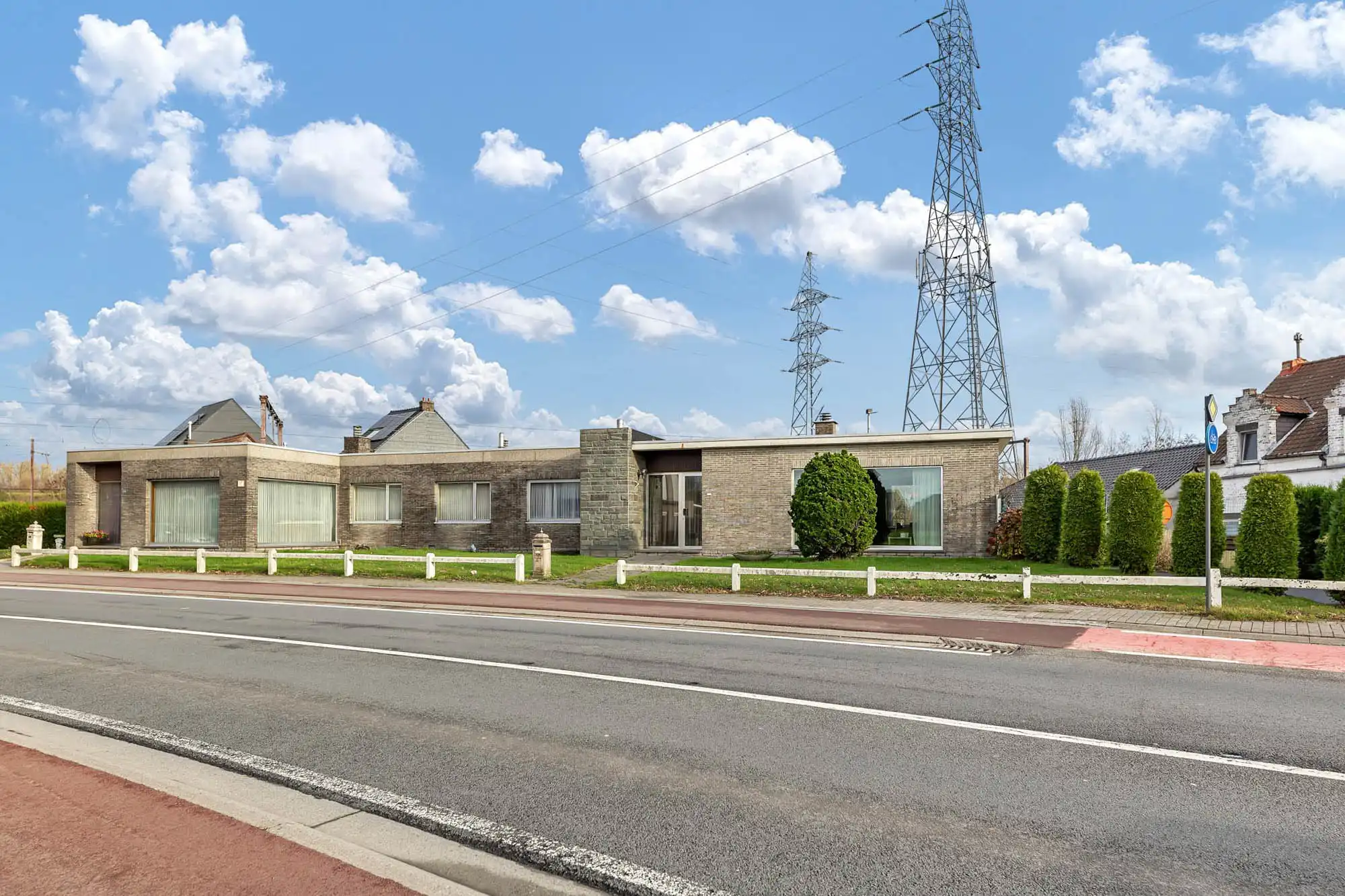 Bungalow met garage en tuintje op strategische ligging foto 2