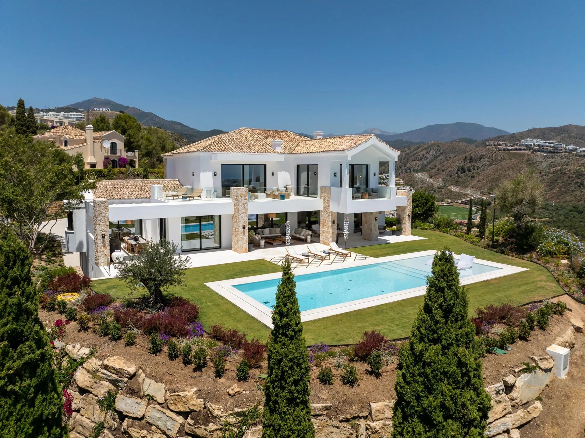 Ongekende luxe in Marbella: exclusieve nieuwbouw villa met panoramisch zicht en 5-sterren faciliteiten foto 2