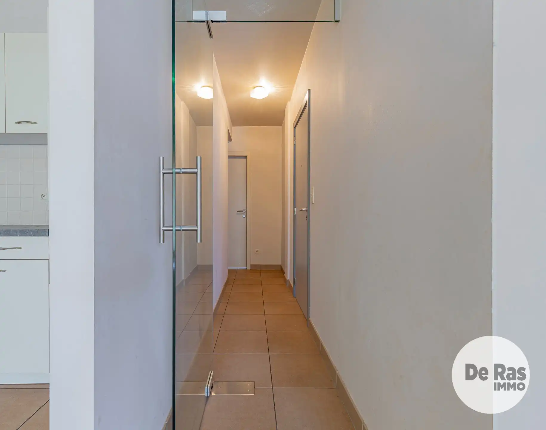 LEDE - Ruim en instapklaar appartement aan de markt van Lede foto 3