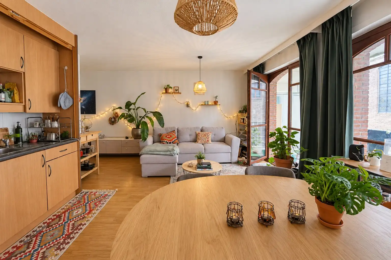 Appartement met ruim terras en uitzicht op de Karmelietenkerk foto 6
