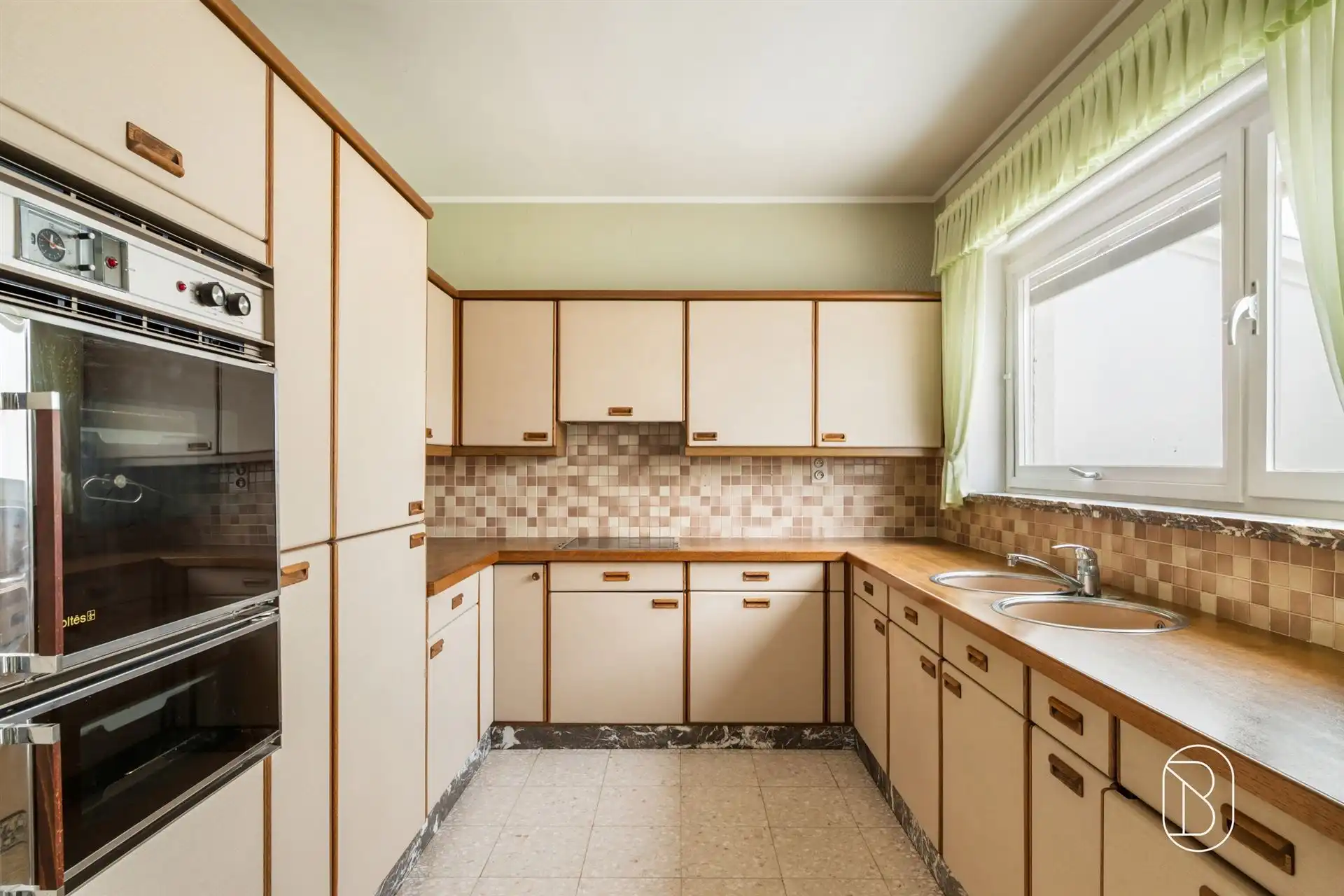 Ruime halfopenwoning met prachtige tuin en veel potentieel foto 7