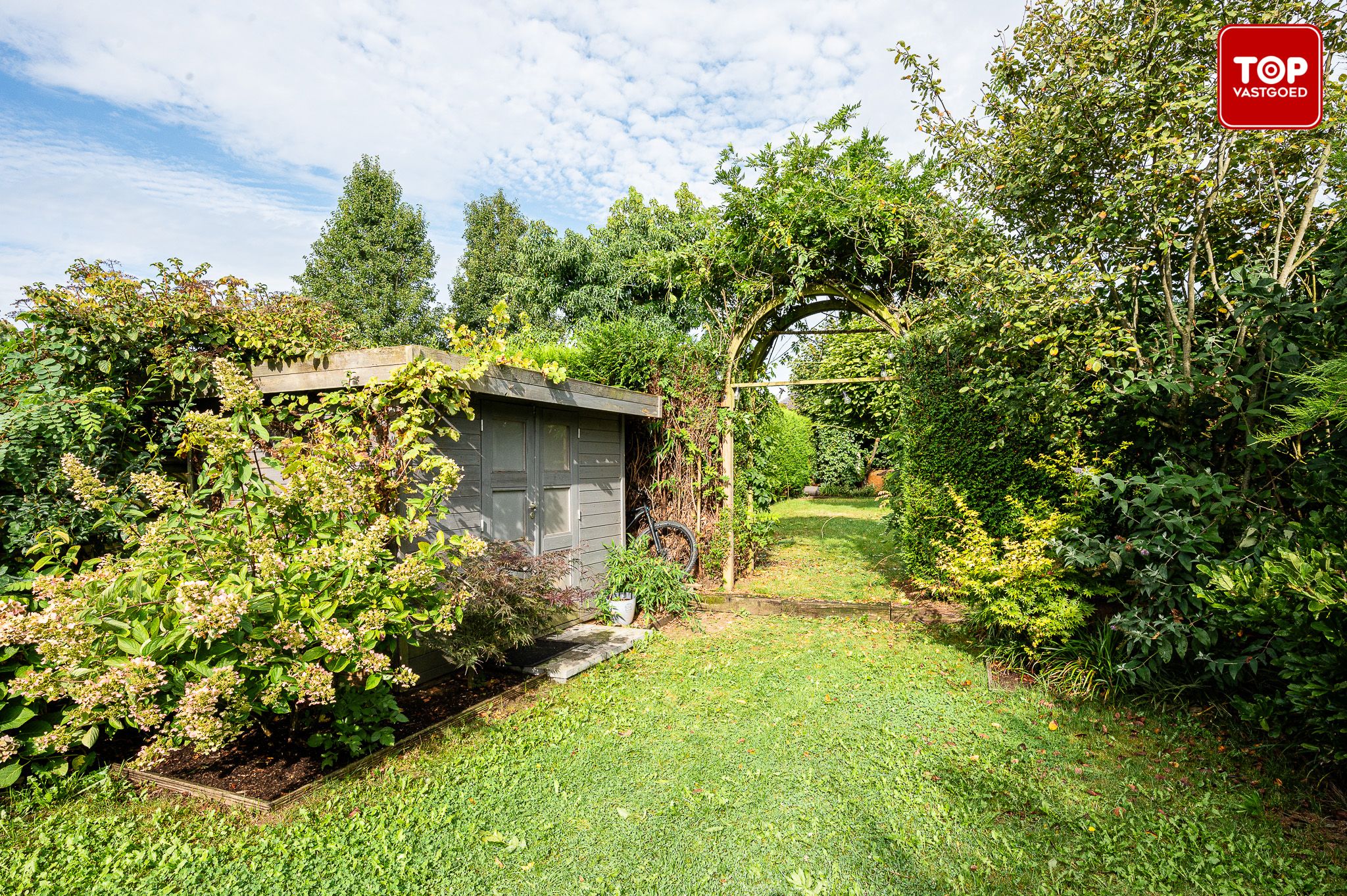 Instapklare gezinswoning met een garage en een prachtige groene Tuin foto 22