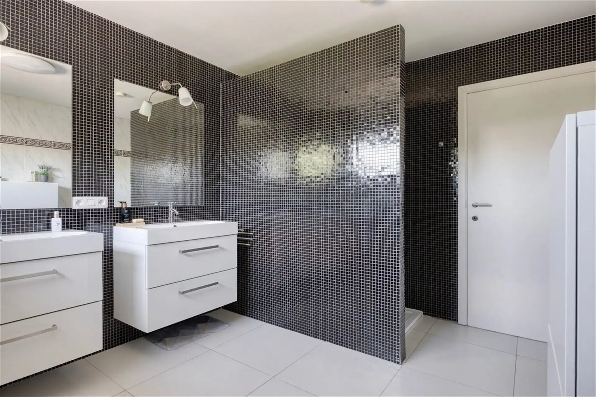 Instapklare villa met zwembad. Landelijke ligging in Leut. foto 17