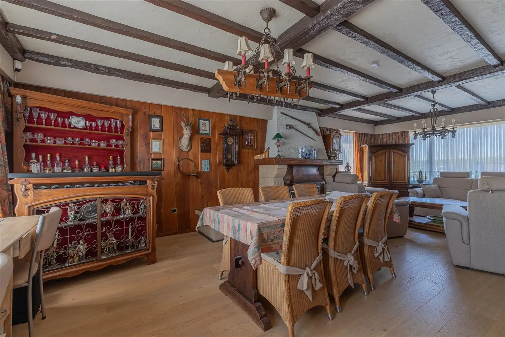 Karaktervolle villa met bijgebouw en ruime parking foto 4