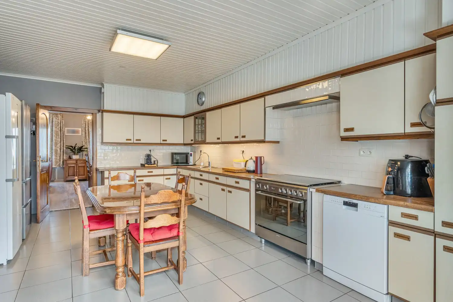 Degelijk onderhouden gezinswoning met 3 slaapkamers, volledig onderkelderd en mooie aangelegde tuin op een perceel van 5a96 ca! foto 9