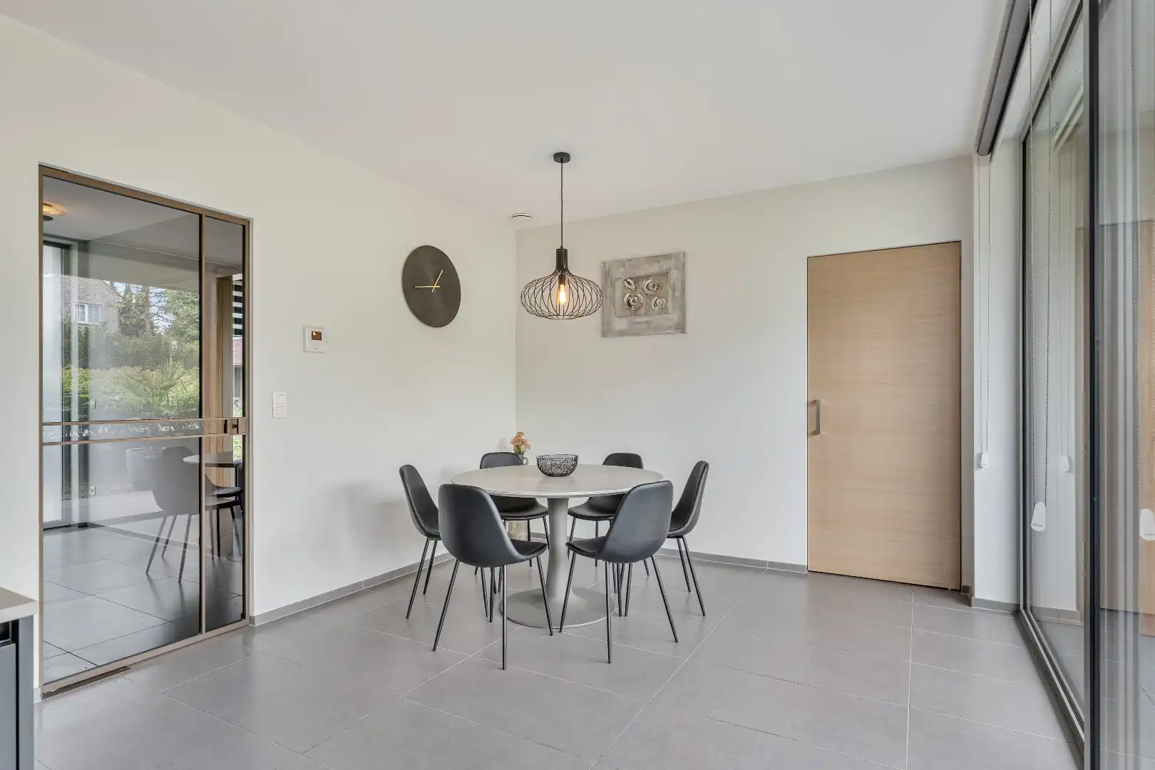 Exclusief gelijkvloers appartement met ruime terrassen, 2 slpk, extra brede autostaanplaats, centrum Genk foto 11