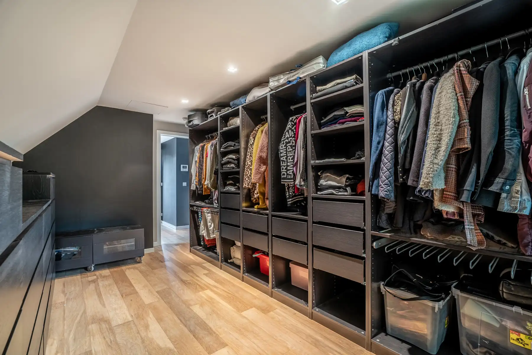 Vrijstaande woning met veel ruimte, in het groen aan de rand van Halle foto 24