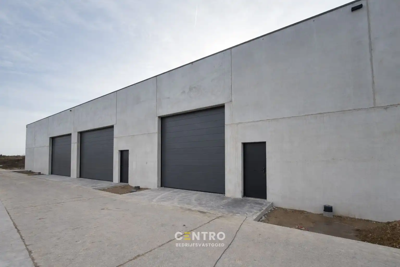 NB HANDELSRUIMTE (223m²) met verdieping (148,5m²) en private parkeerplaatsen voor de deur. Op industriezone "Herdersbrug" te 8000 Brugge. foto 4