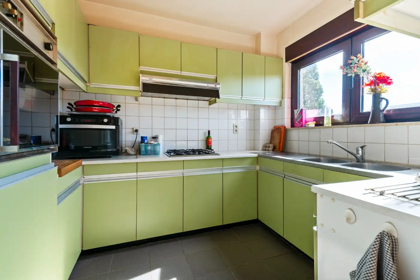 Op te frissen woning met 3 slpk., inpandige garage en west-tuin foto 9