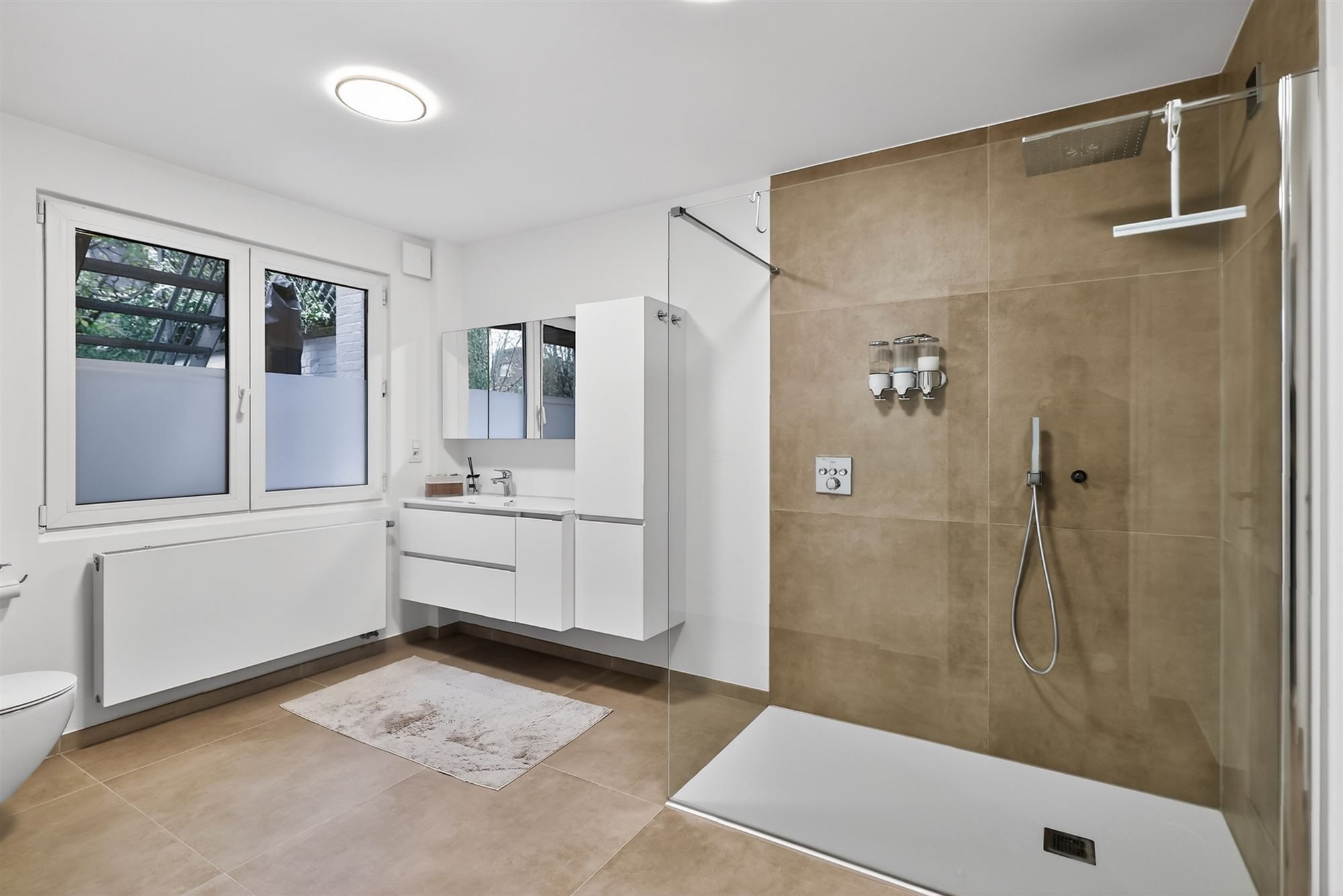 Knap afgewerkte ruime woning op toplocatie foto 21