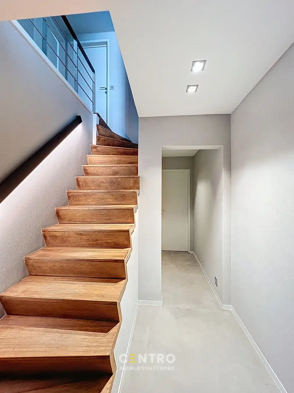 Veelzijdig handelspand met luxewoning, showroom met kantoor (kantoor, winkel, vrij beroep,...), magazijnen en garages. foto 14