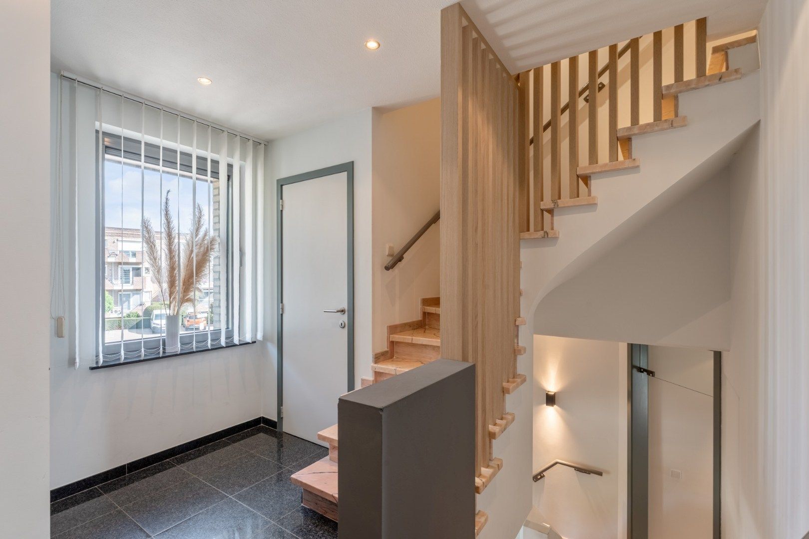 Zeer ruime, goed afgewerkte woning met diverse mogelijkheden nabij het centrum van Maaseik! foto 21