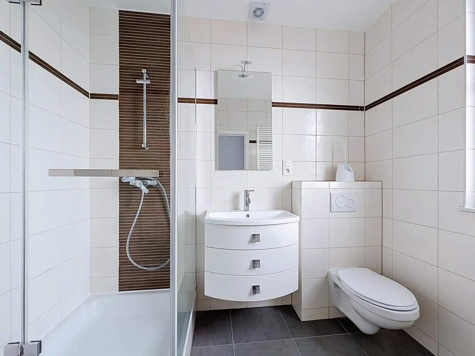 Instapklare gezinswoning met 4 SLPK, 3 Badkamers én Tuin! foto 18
