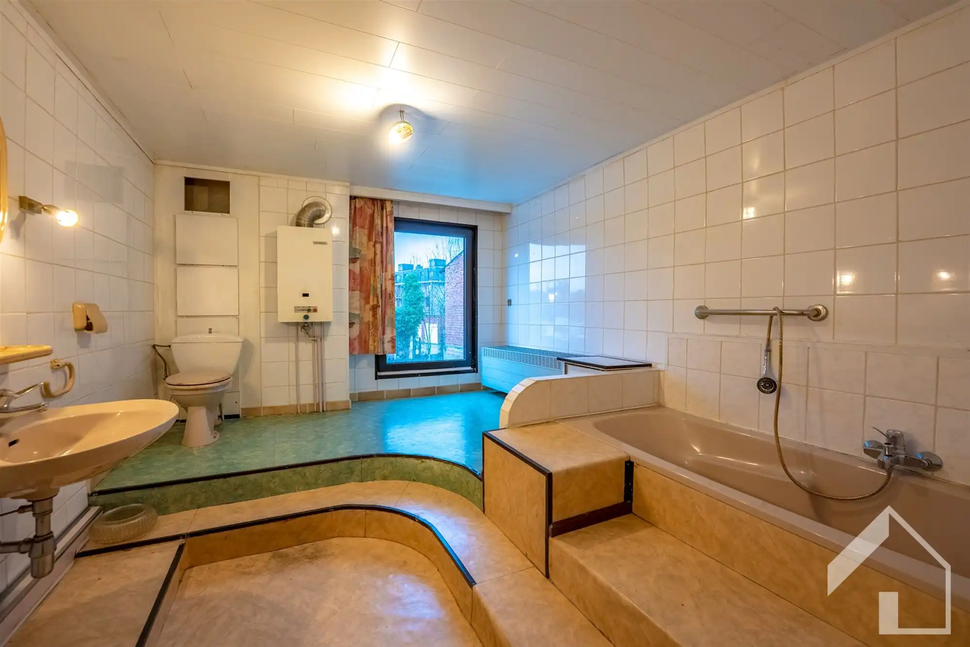 Te renoveren woning met veel potentieel foto 12