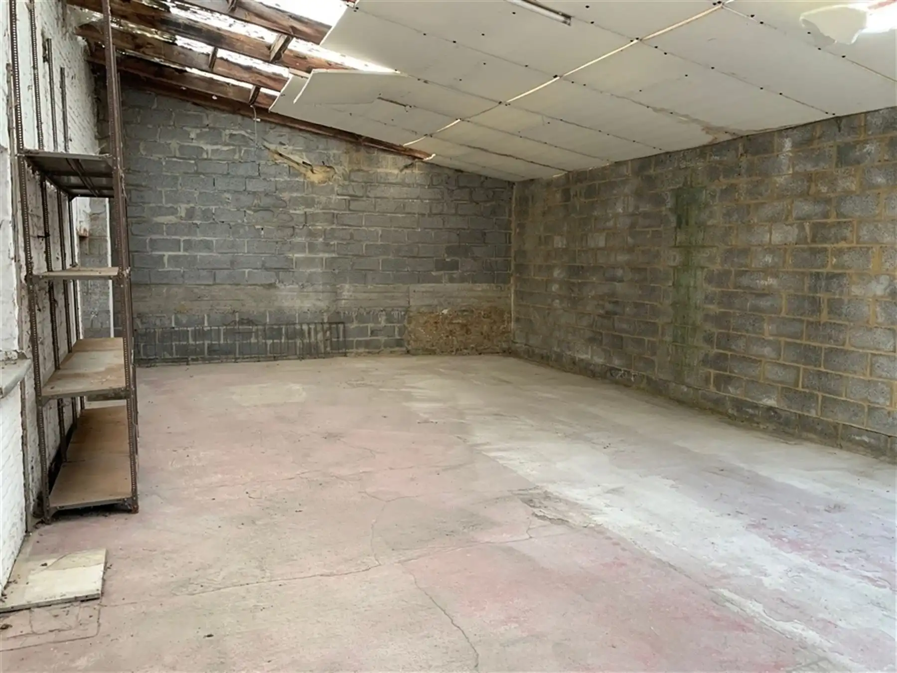 Centraal gelegen en verhuurd handelspand - ideaal voor project! foto 12