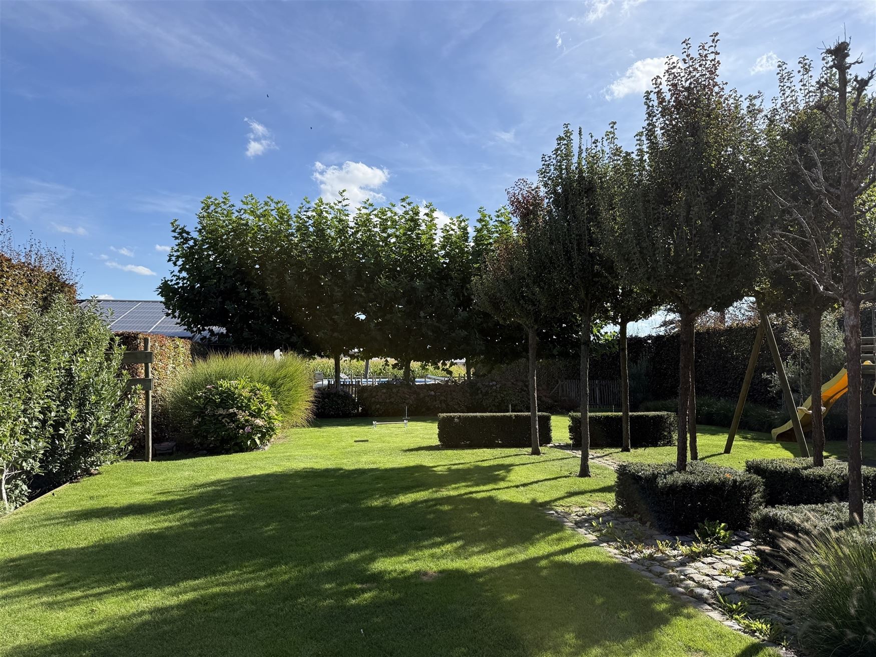 Hoogwaardig afgewerkte herenwoning met zicht op groen en volledige privacy in het hart van Bottelare. foto 51