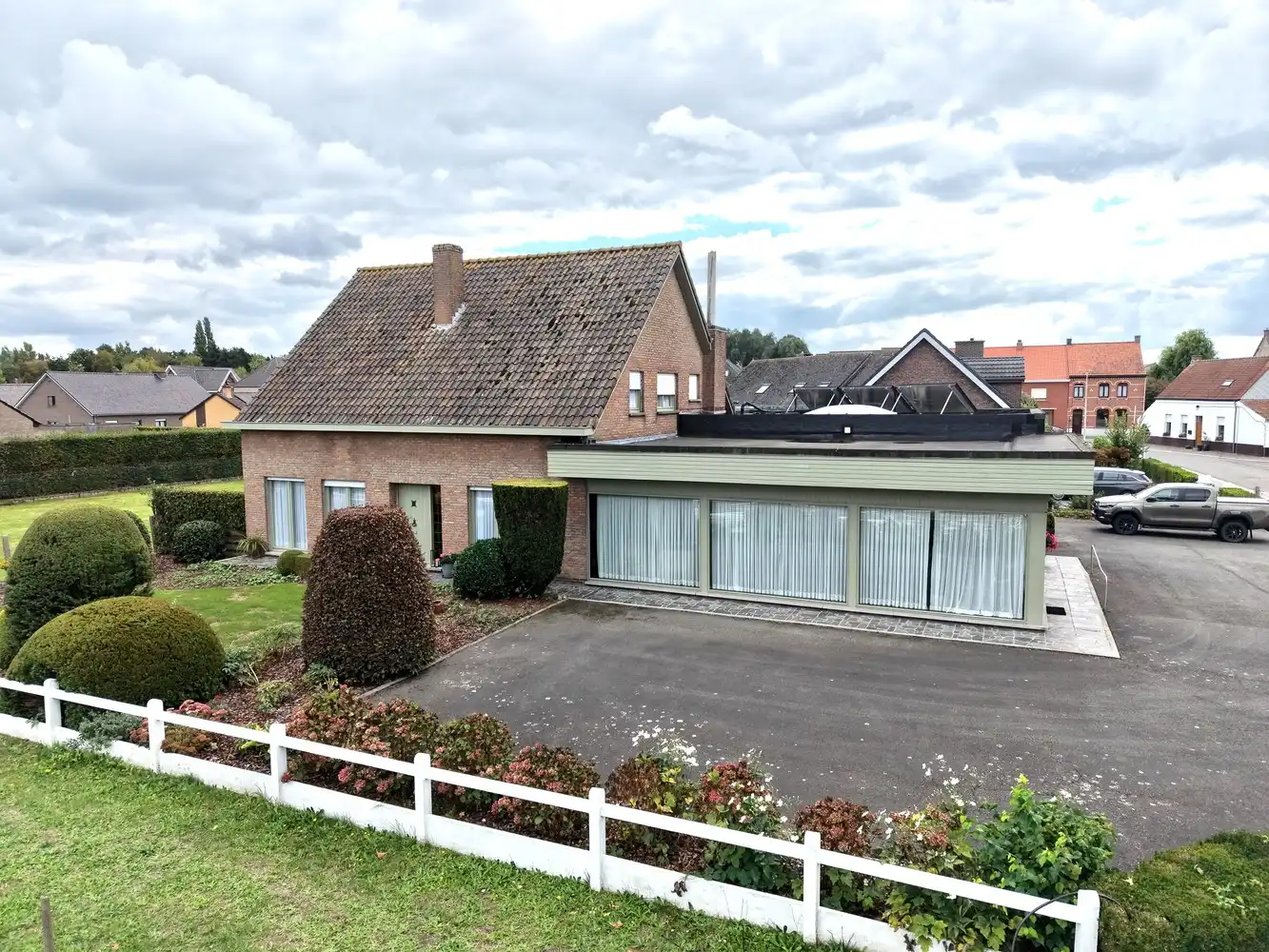 Ruime woning met 5 slaapkamers, winkelruimte én magazijn! foto 2