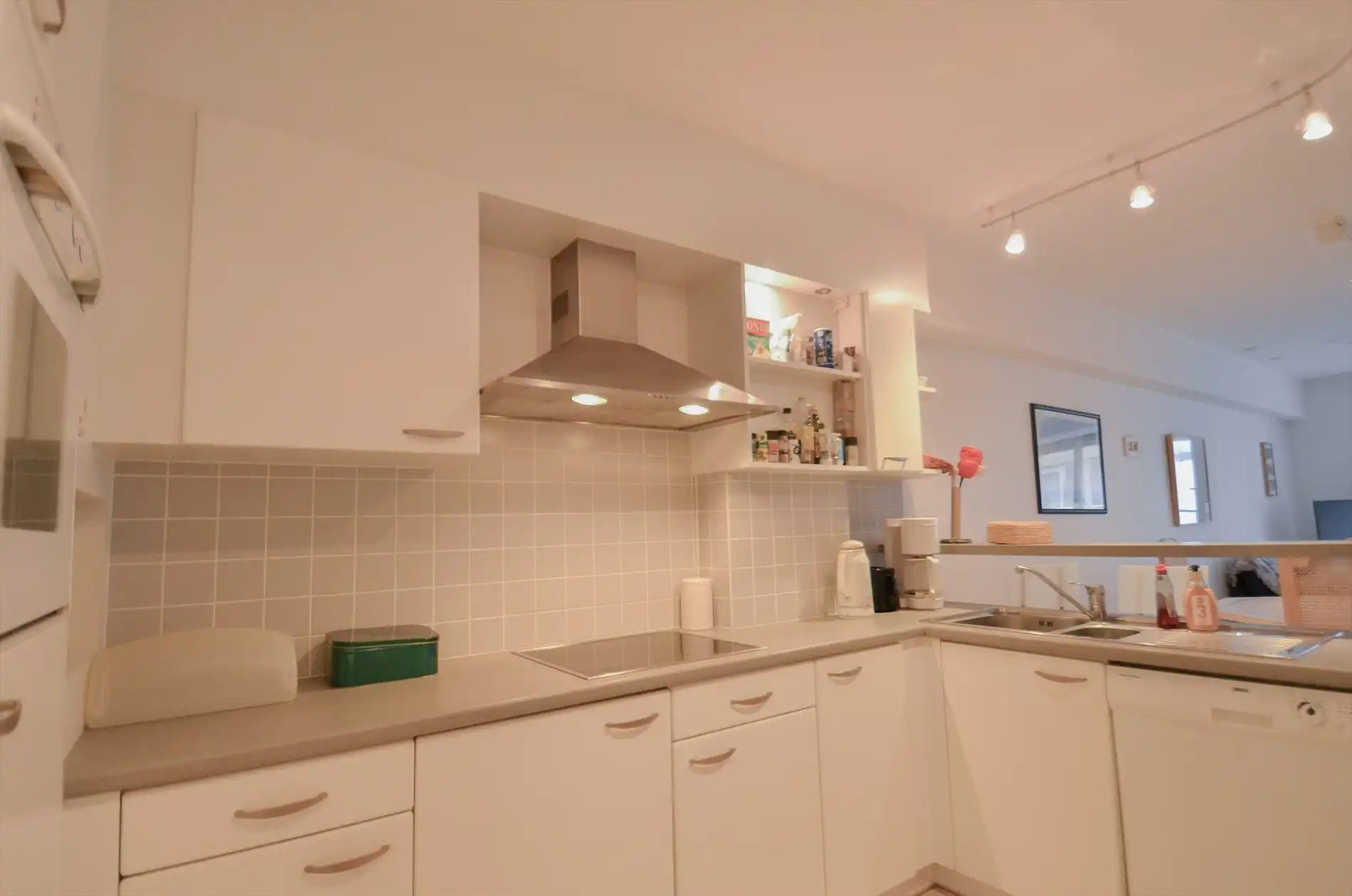EXCLUSIEF BIJ IMMO BLUE: Op te frissen appartement gelegen op enkel stappen van de zee en de Kustlaan. foto 4