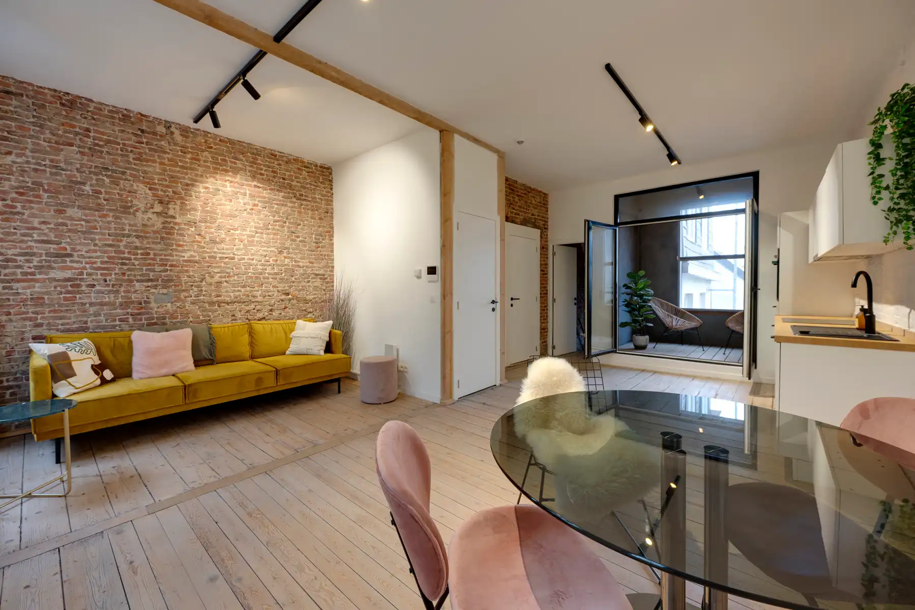 Bemeubelde cityloft met terras op het hippe Zuid foto {{pictureIndex}}