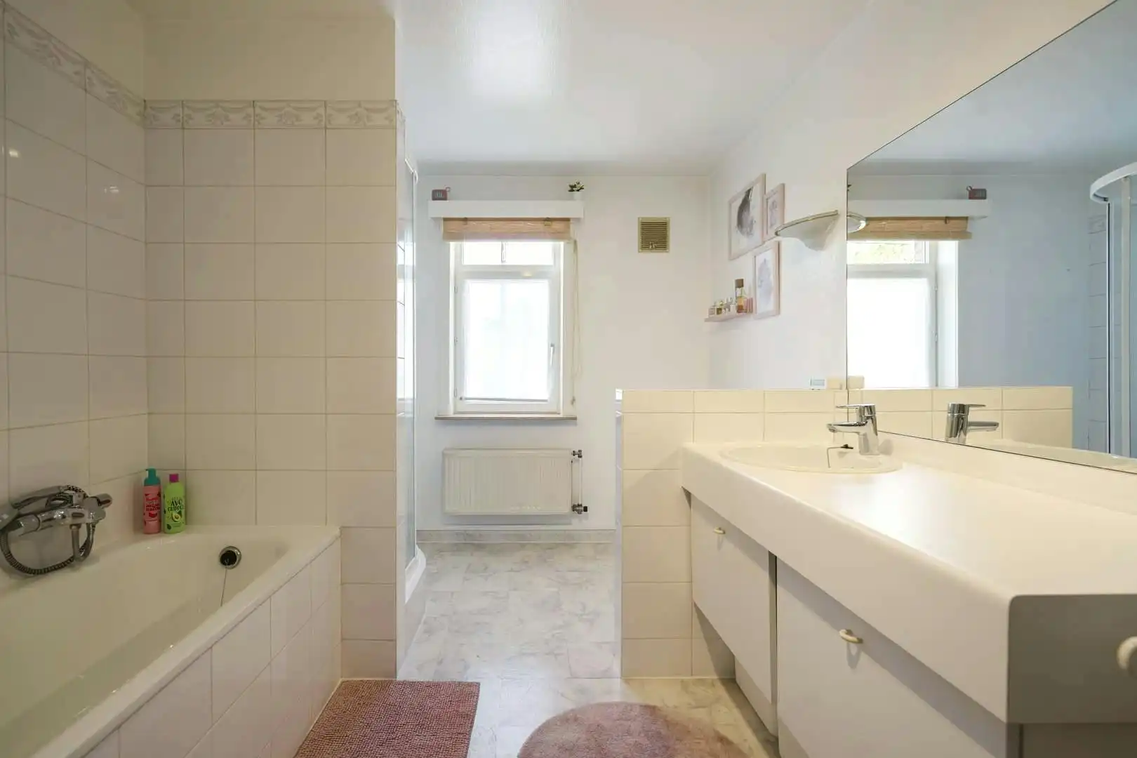 Lichtrijke woning met tuin en garage te koop in Bissegem! foto 12