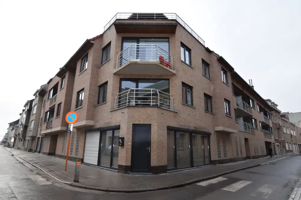 Ruime garagebox te huur in een garagecomplex in een gebouw. Deze bevindt zich op het gelijkvloers. foto {{pictureIndex}}