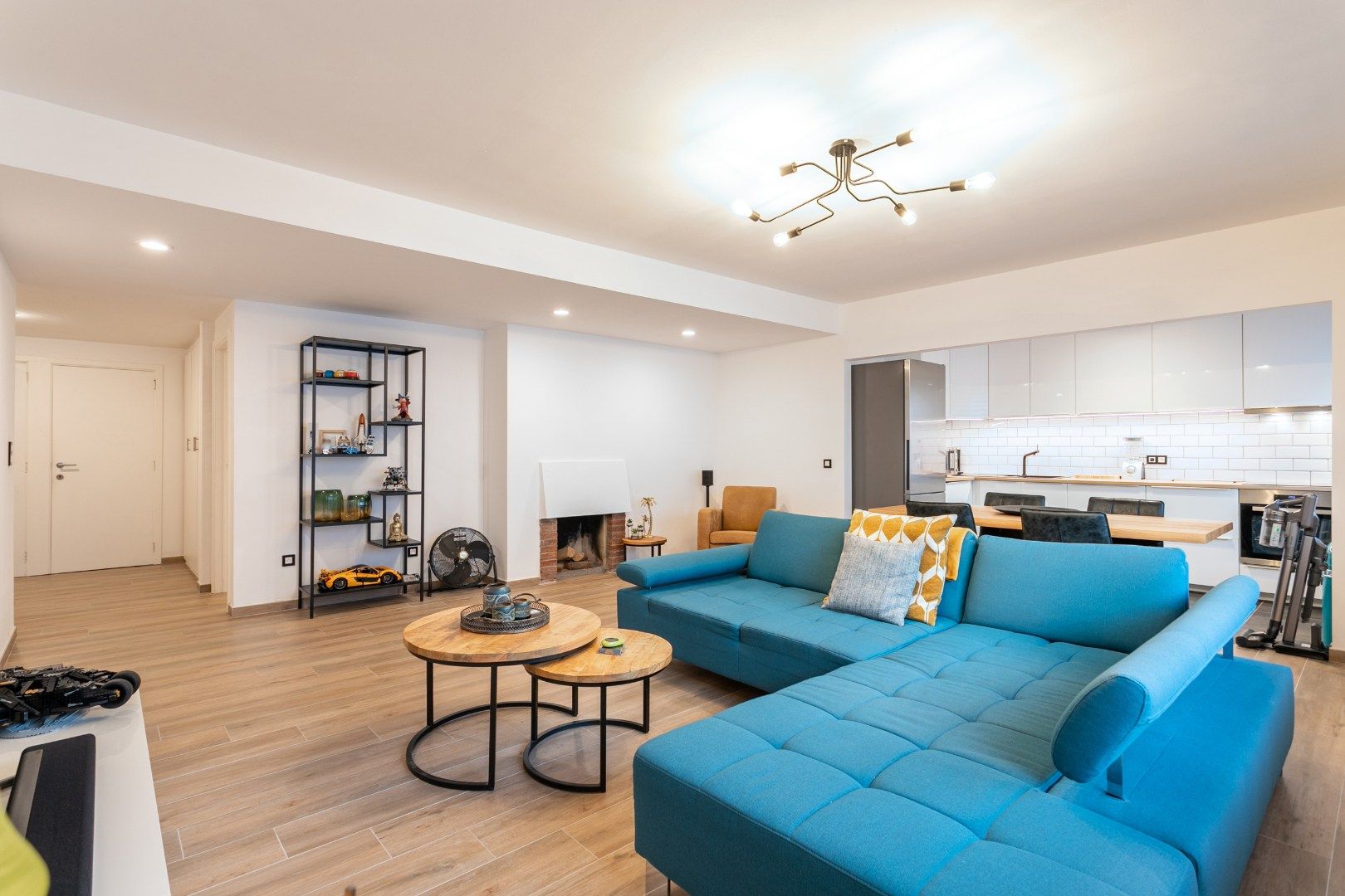 Instapklaar 2k-app in het centrum van Halle, met balkon en kelder foto 3