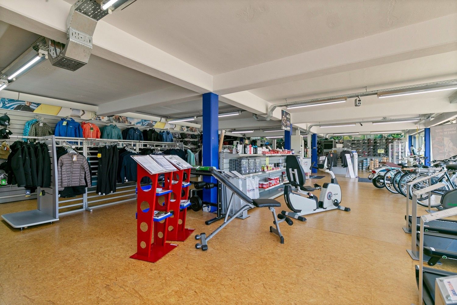 Handelsruimte met luxe duplex-appartement en verhuurde loodsen op het industrieterrein in Lanaken foto 4