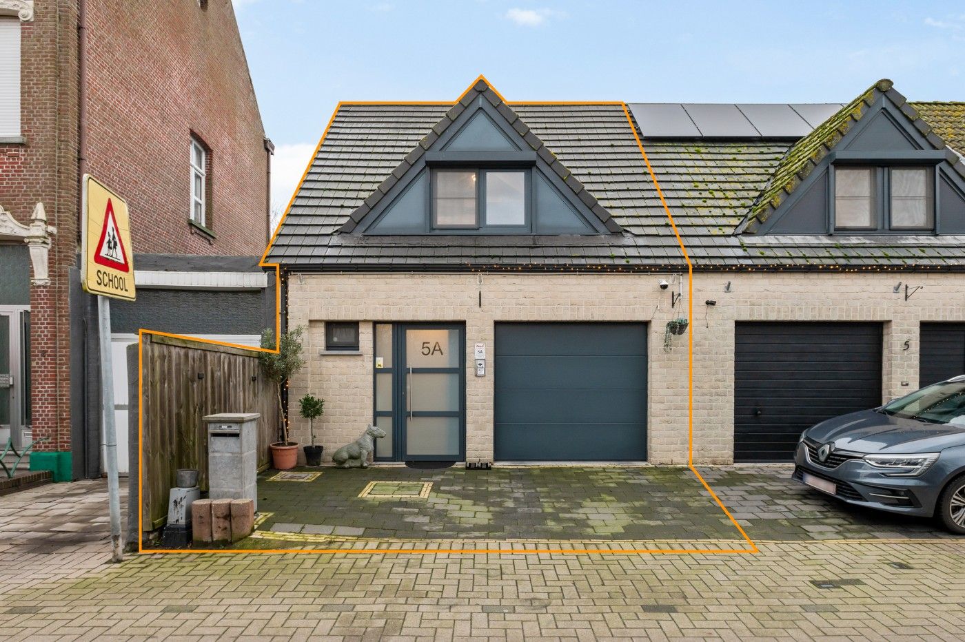 Centraal gelegen, instapklare woning met 2 slpk., inpandige garage en oost-tuintje foto {{pictureIndex}}