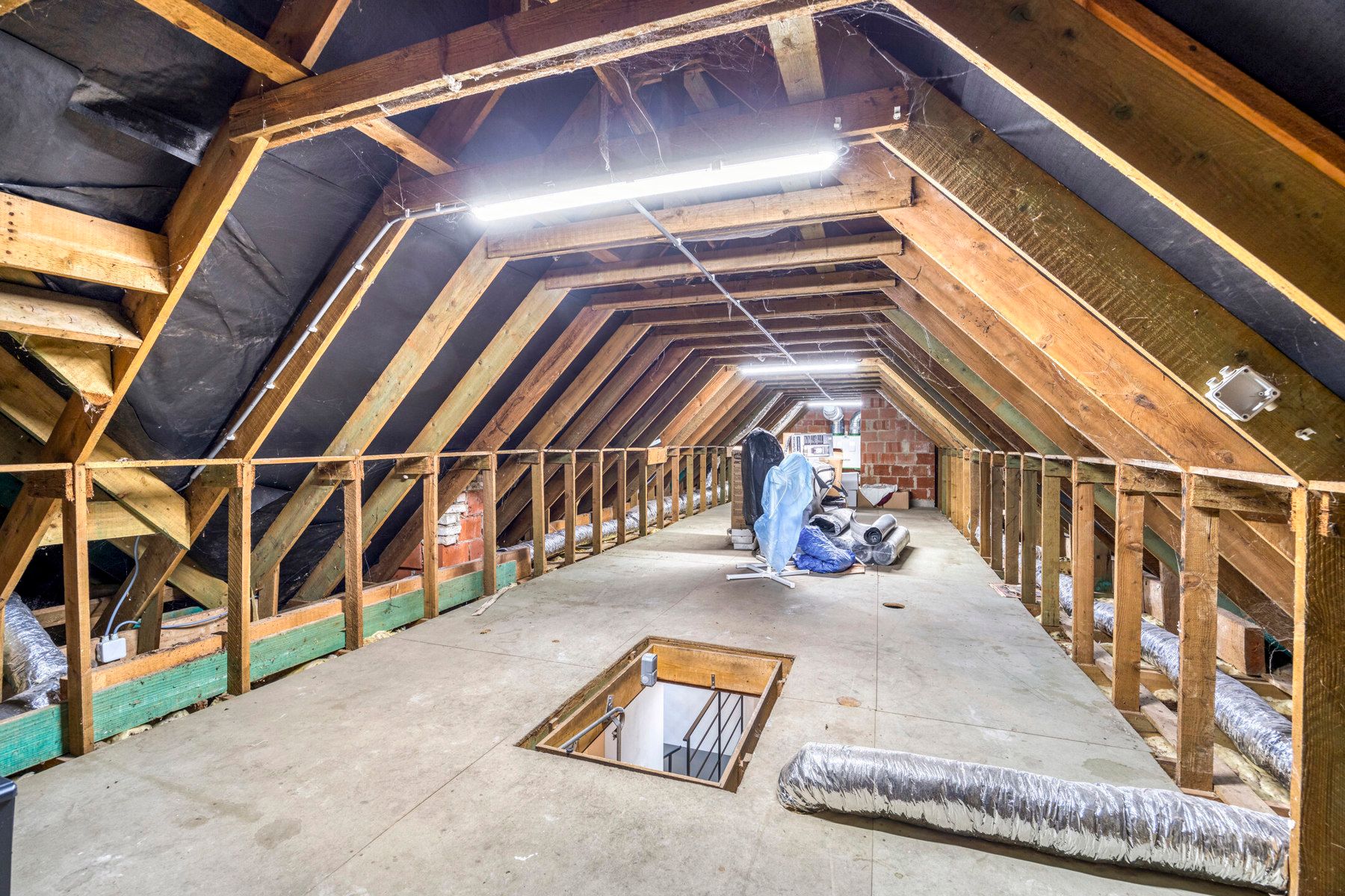 Zeer ruime gerenoveerde woning (± 398 m²) op een perceel van ± 60 are in het prestigieuze Bois de Strihoux foto 32
