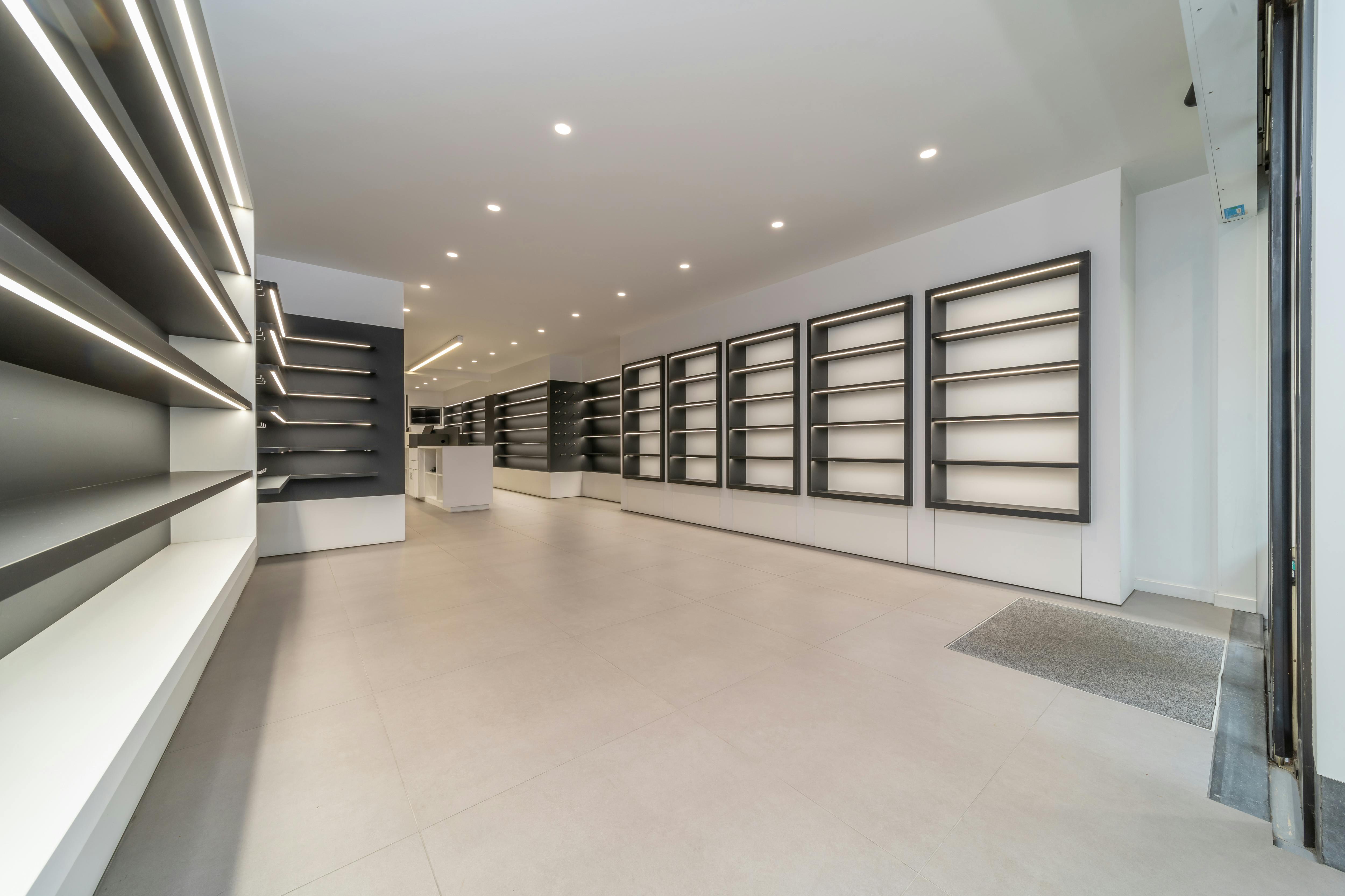 Riante woning met handelsgelijkvloers te koop in het centrum van Veurne. foto 24