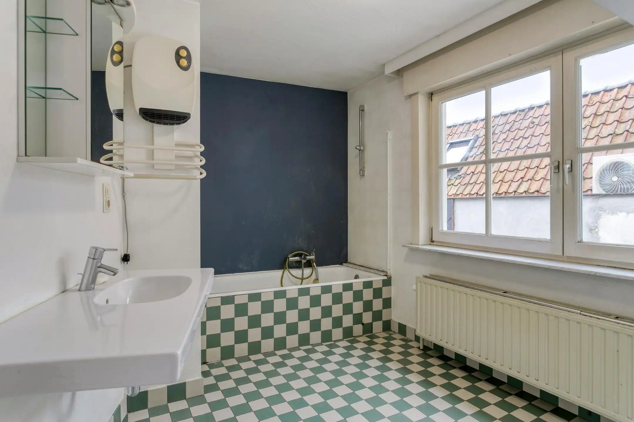 Instapklaar burgerhuis te koop in het centrum van Izegem. foto 10