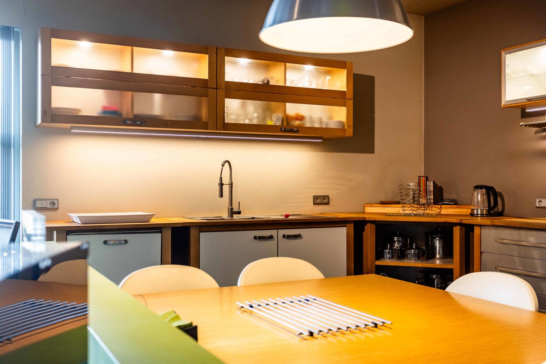 Gebouw met kantoren + woonst + loods op 3670 m2 foto 9