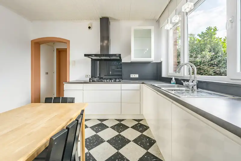 Roeselare. Ruime gezinswoning met 4-5 slaapkamers met extra ruimte voor praktijk / kantoor / hobby&nbsp; aan de stadsrand. foto 4