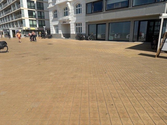 Handelspand  op topligging  .  Strandplein.   Ruim 200 m2  .       Tegen 1 juni volledig nieuw afgewerkt.   Zowel te koop of te huur.   foto 18