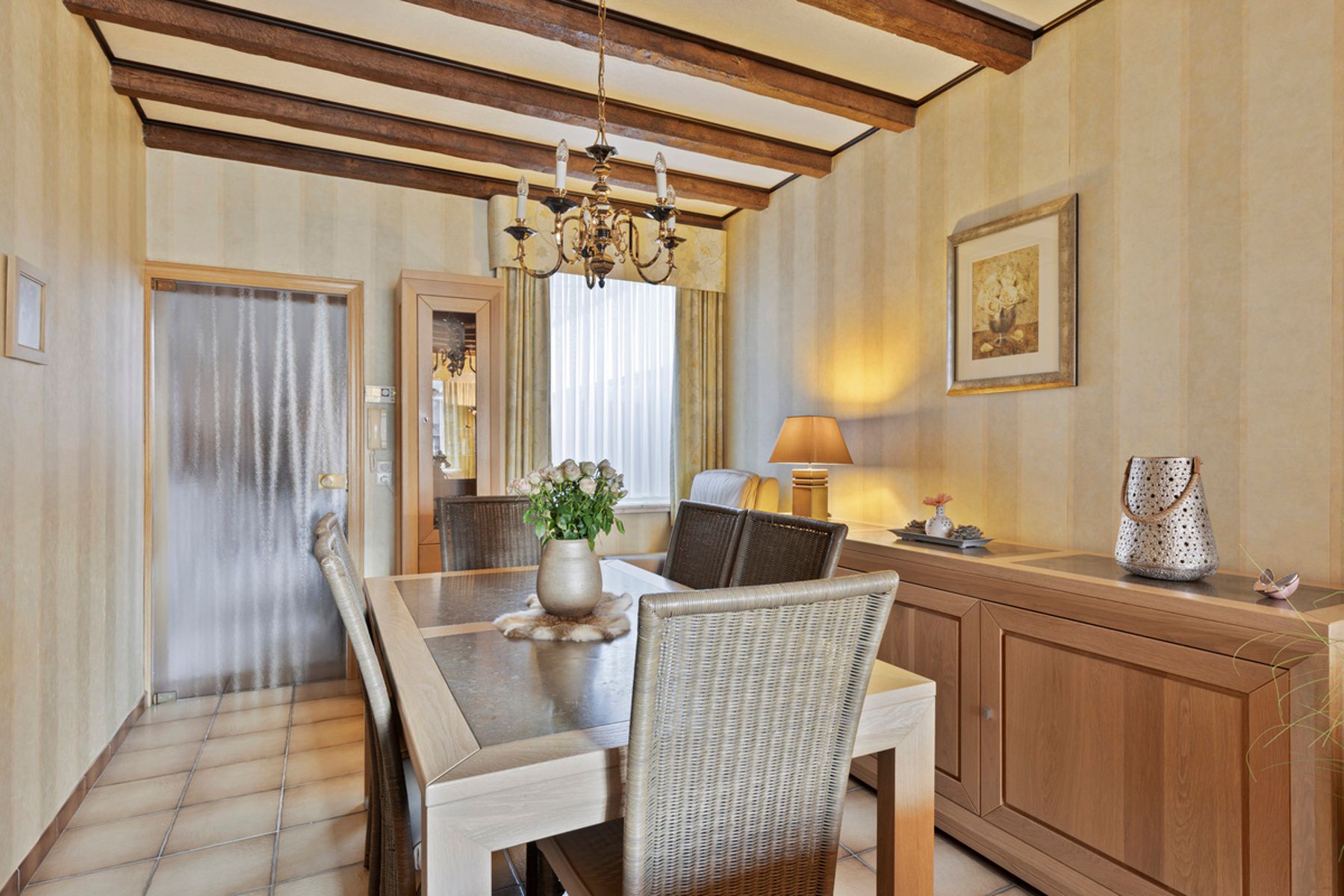Instapklare centrumwoning met garage en autostaanplaats.  foto 9