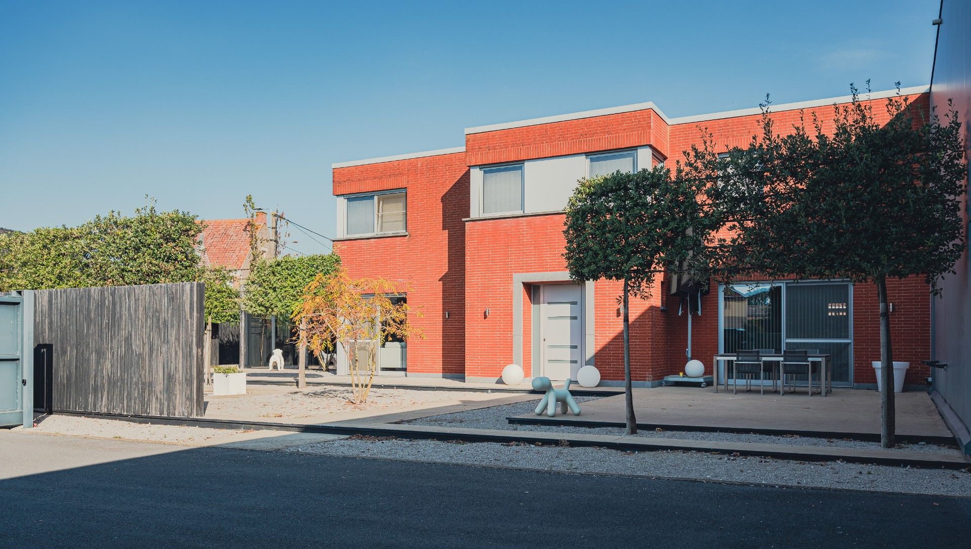 Handelspand + woning op uiterst commerciële locatie. foto {{pictureIndex}}