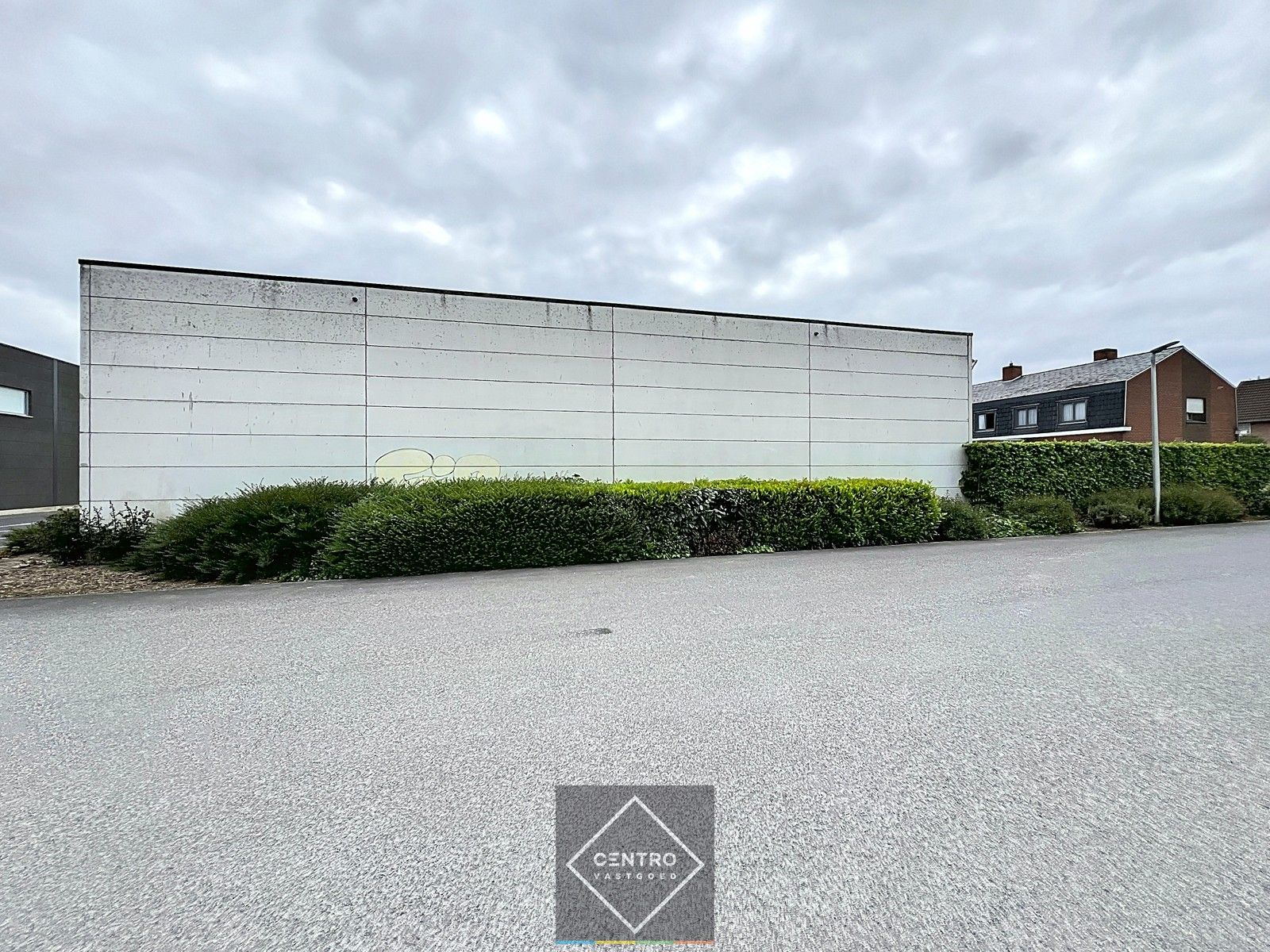 Goed gelegen MAGAZIJN (± 300m2) met parking TE HUUR nabij centrum Roeselare. foto 3