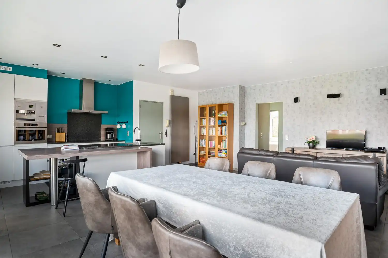 Lichtrijk appartement op de eerste verdieping met terras, kelderberging en gemeenschappelijk zwembad! foto 6