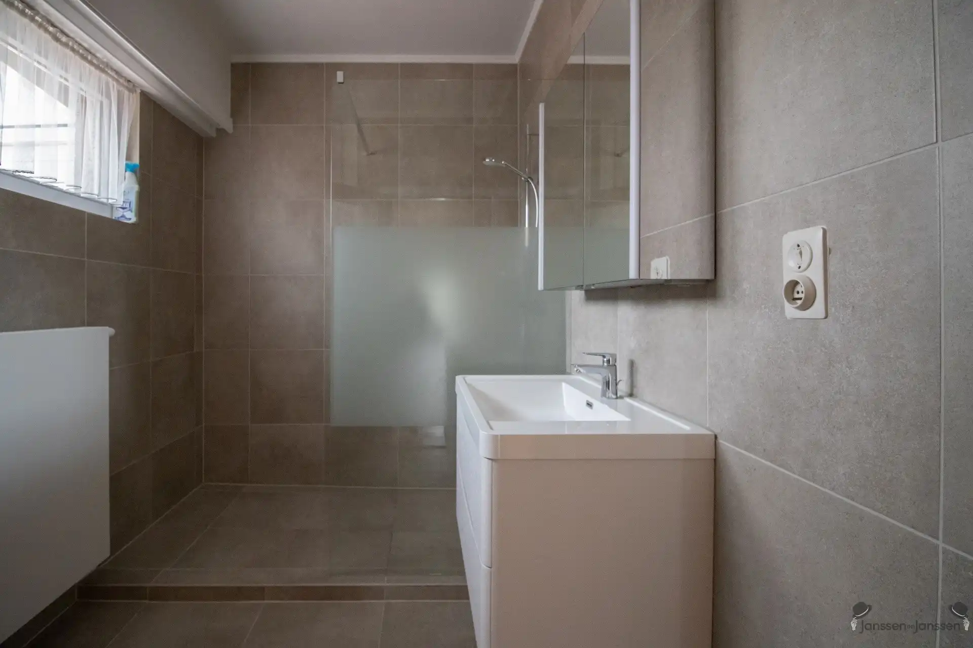 Te renoveren woning met 3 slaapkamers en gekoppelde garage op 613 m². foto 9