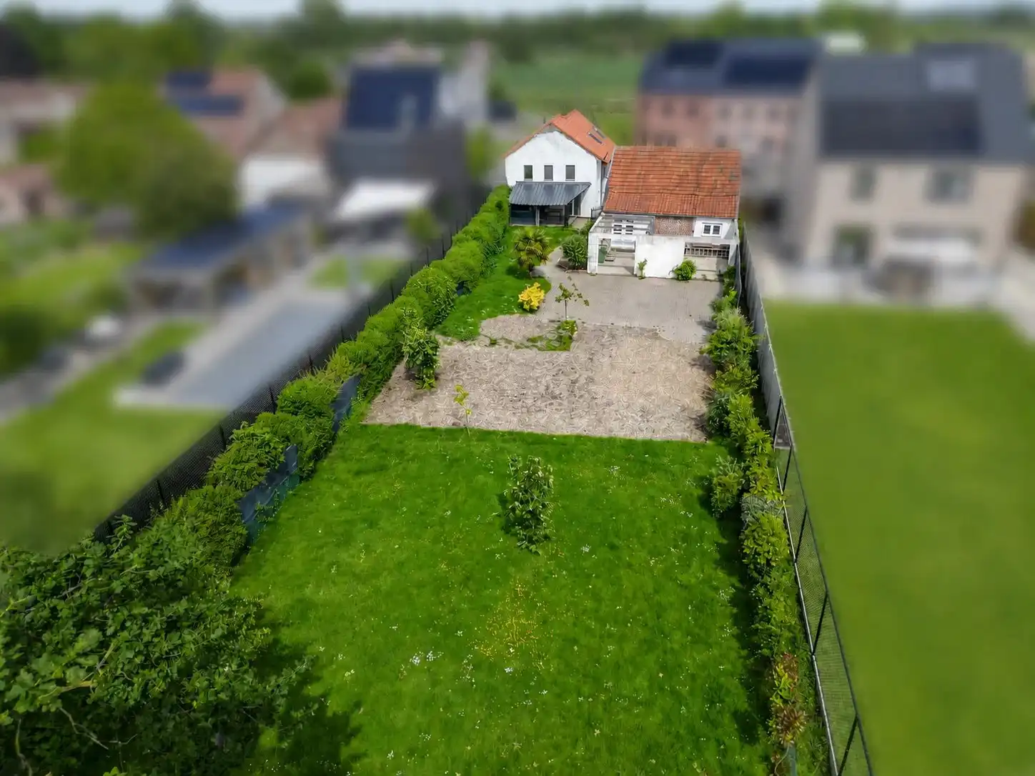 Knusse woning met bijgebouw foto 3