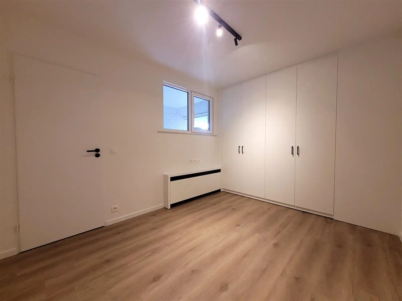 Ongemeubeld appartement met 1 slaapkamer en slaaphoek foto 11