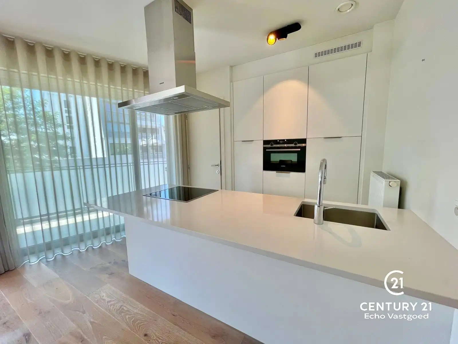 Recent, luxe appartement met 2 slpks, terras en autoplaats foto 8