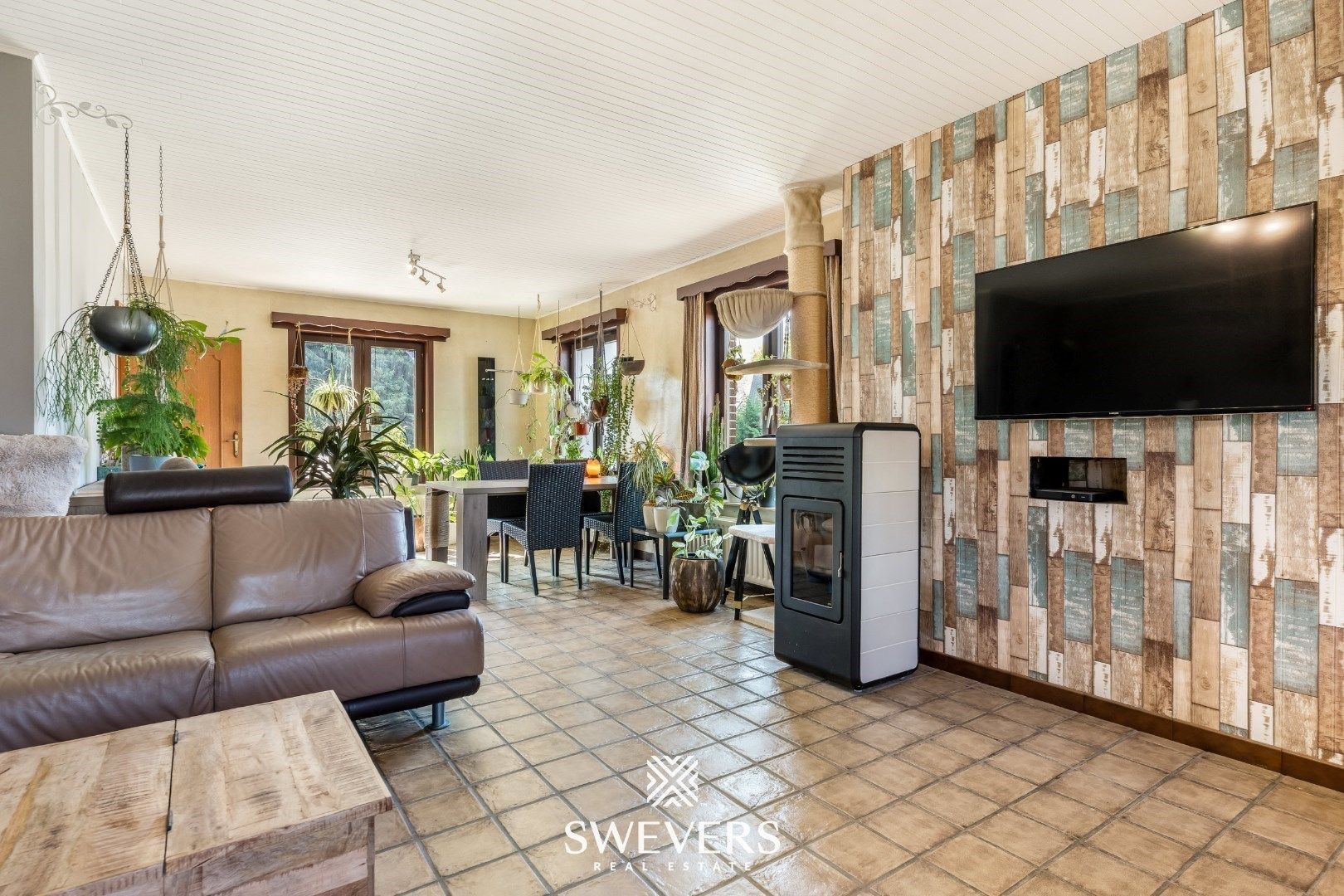 Ruime gezinswoning met zonnepanelen, kelder en zonnige tuin op topligging foto 2