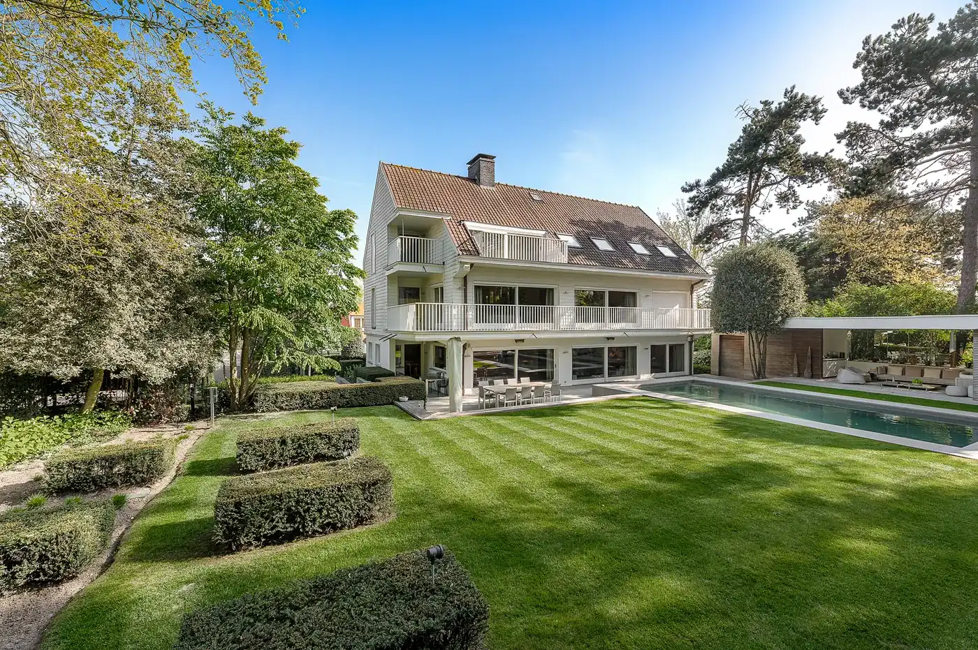 Exclusief: zeer discreet gelegen villa in een rustige omgeving in het Zoute foto {{pictureIndex}}