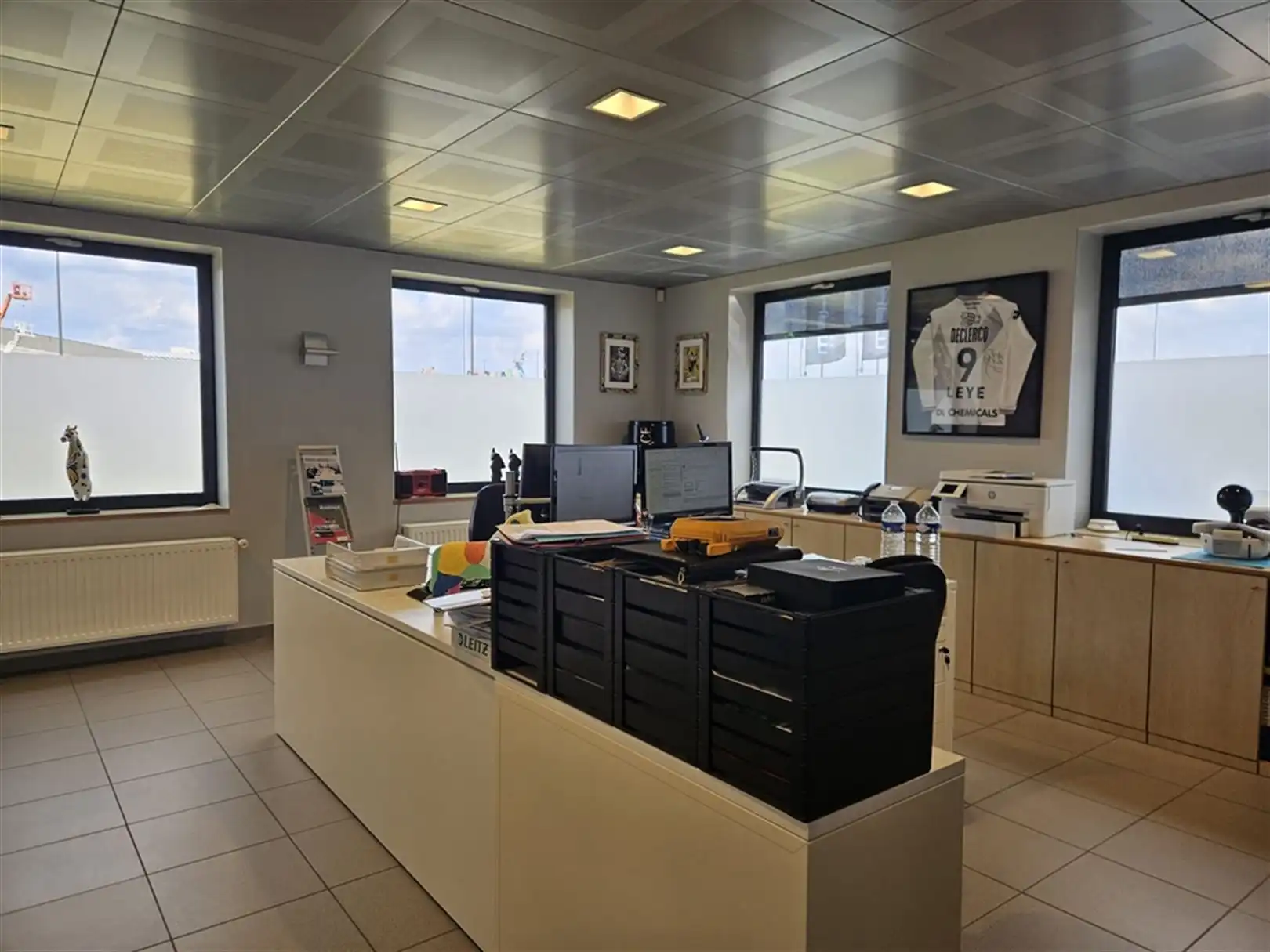 Bedrijfsgebouw met ruime parking te Waregem foto 18