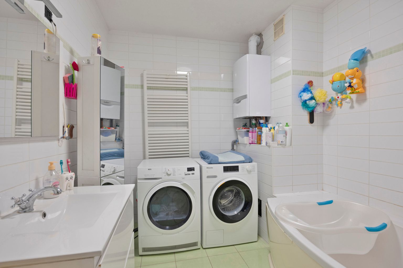 Instapklaar 1 slaapkamer lichtrijk en modern hoekappartement foto 11