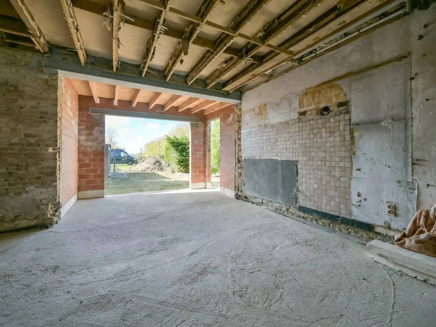 Ruwbouwwoning met tal van mogelijkheden in rustige ligging te Kortemark! foto 4