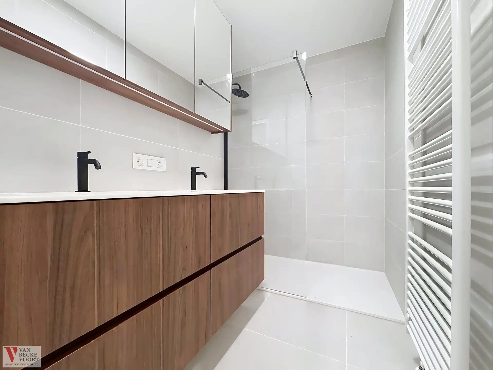 Stijlvol gerenoveerd appartement met 2 slaapkamers en terras foto 8