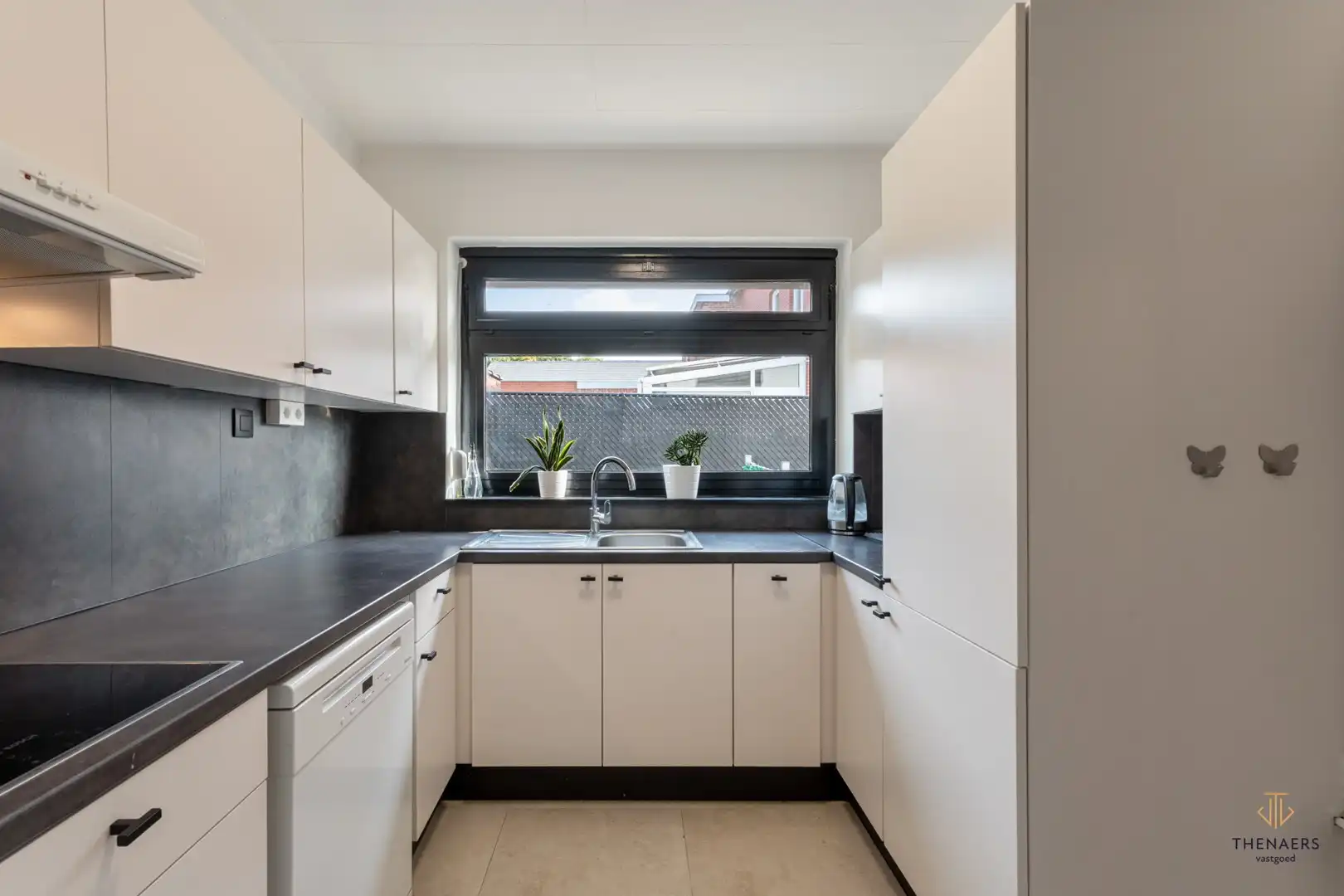 INSTAPKLARE WONING MET 3 SLAAPKAMERS, TUIN EN CARPORT. foto 13